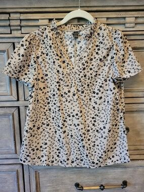 SHEIN Beige Floral V-Neck Short Sleeve Blouse